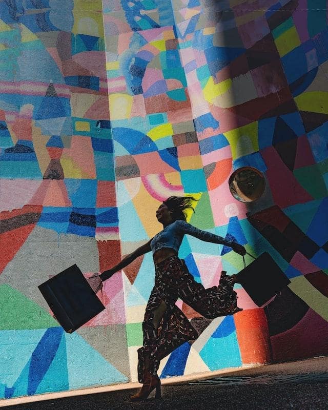 mujer, con, regalo, bolsas, delante de, colorido, pared